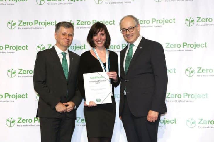 Jana Bauer wird das Zerfifikat des Zero Projects überreicht.
